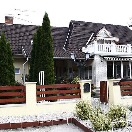 Parti Panzio Hotel Тата Екстериор снимка