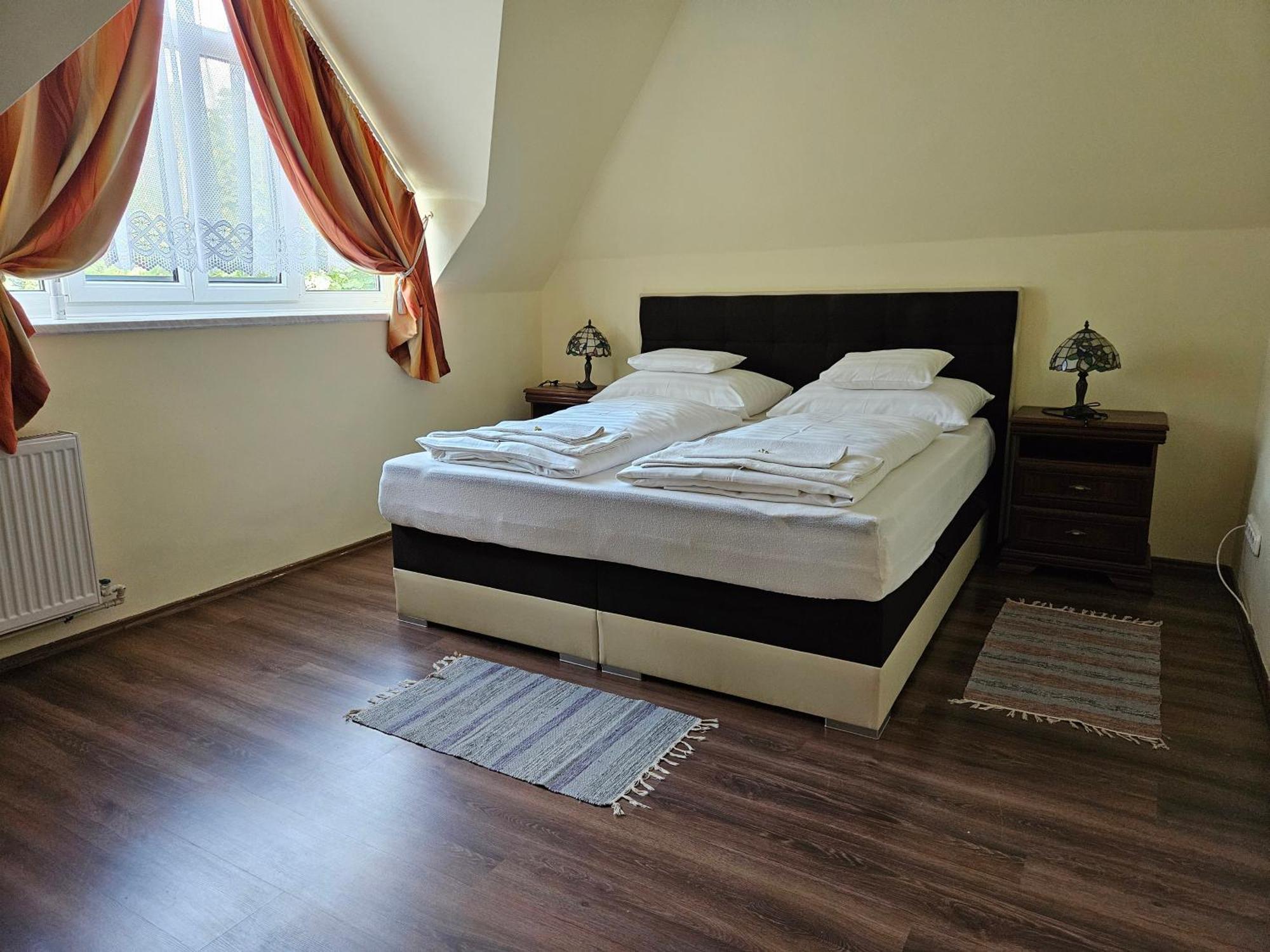 Parti Panzio Hotel Тата Екстериор снимка