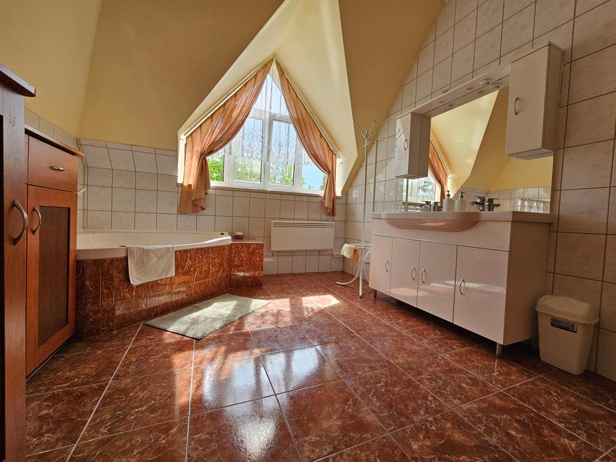 Parti Panzio Hotel Тата Екстериор снимка