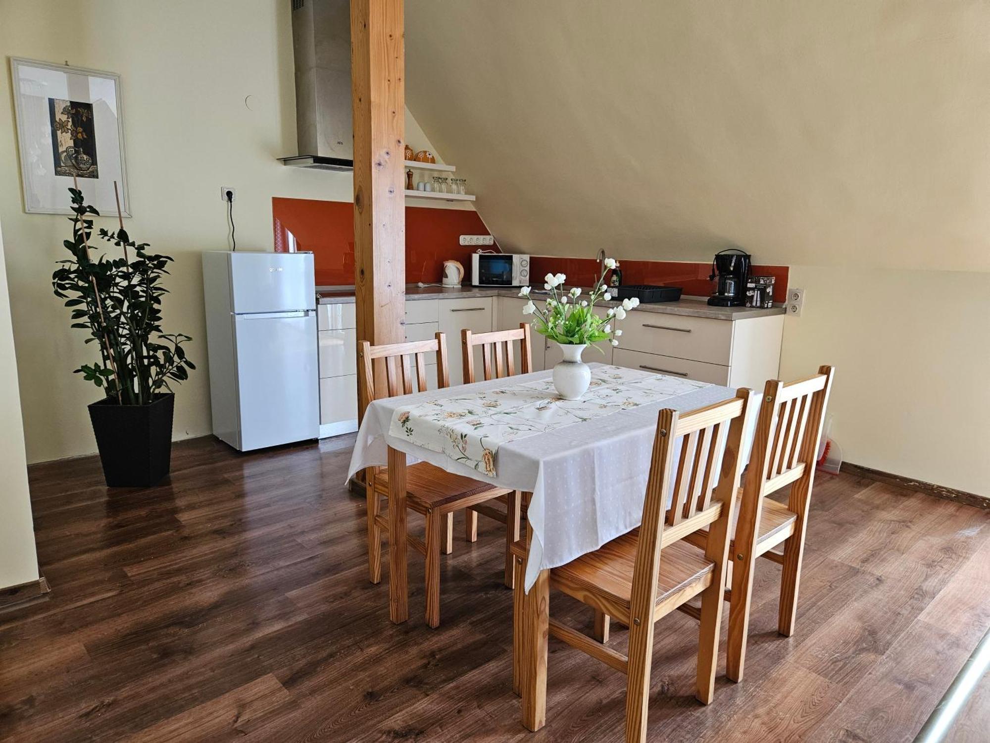Parti Panzio Hotel Тата Екстериор снимка