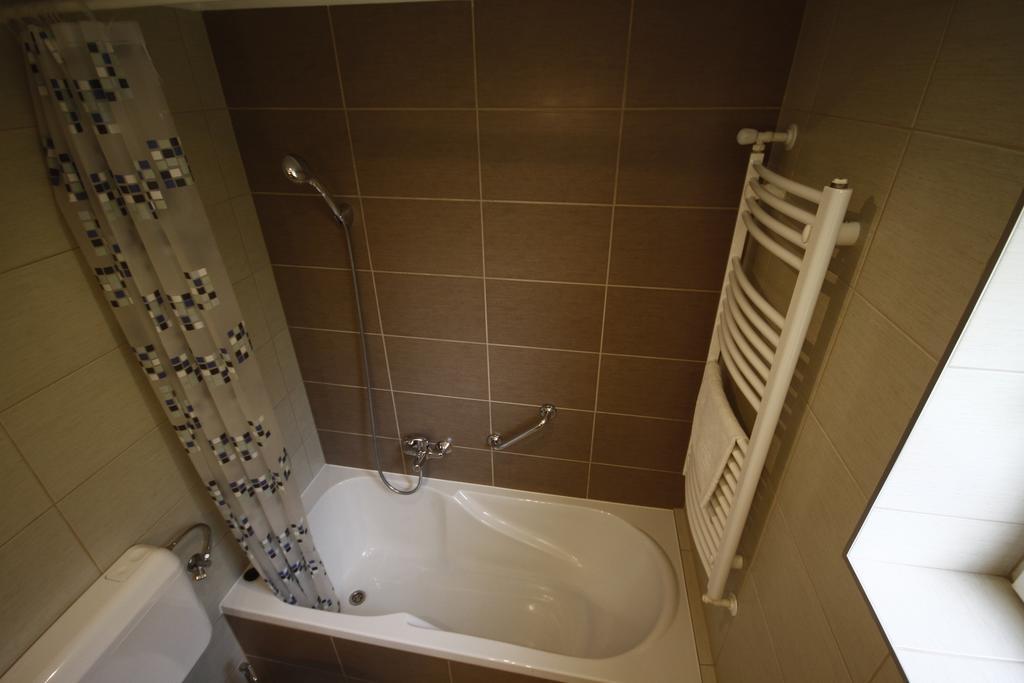 Parti Panzio Hotel Тата Екстериор снимка