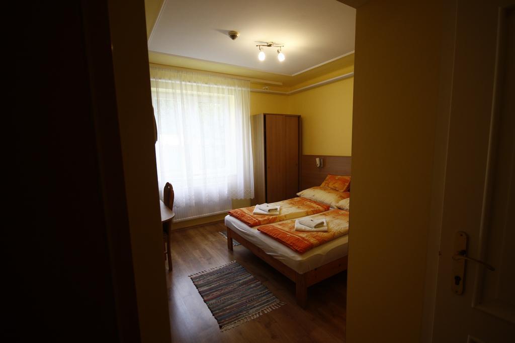 Parti Panzio Hotel Тата Екстериор снимка