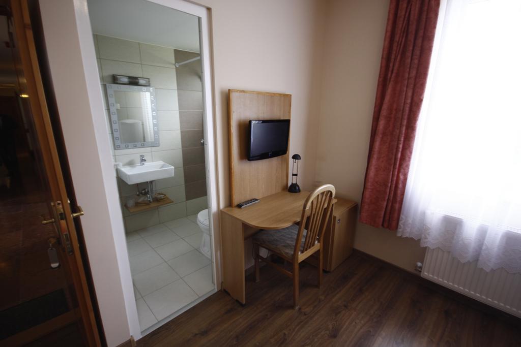 Parti Panzio Hotel Тата Екстериор снимка