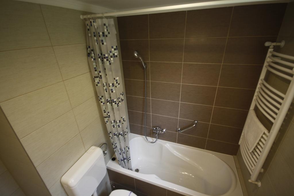 Parti Panzio Hotel Тата Екстериор снимка