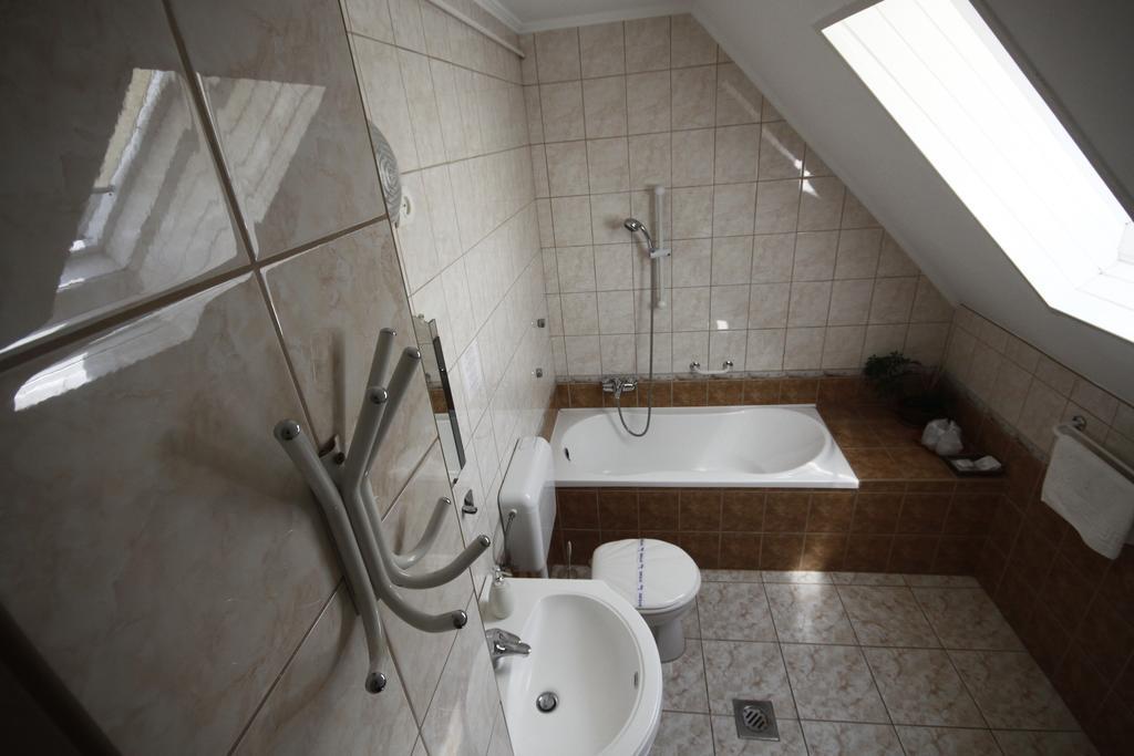 Parti Panzio Hotel Тата Екстериор снимка