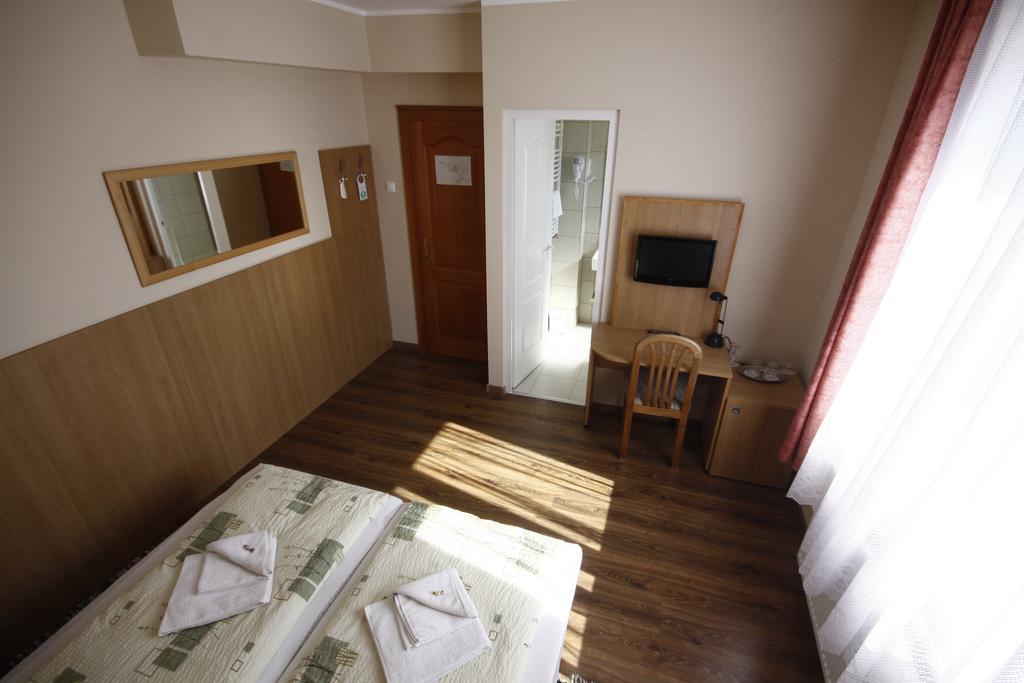 Parti Panzio Hotel Тата Екстериор снимка