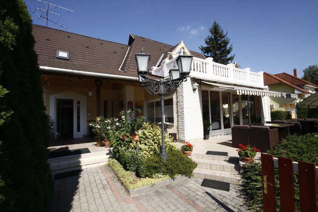 Parti Panzio Hotel Тата Екстериор снимка