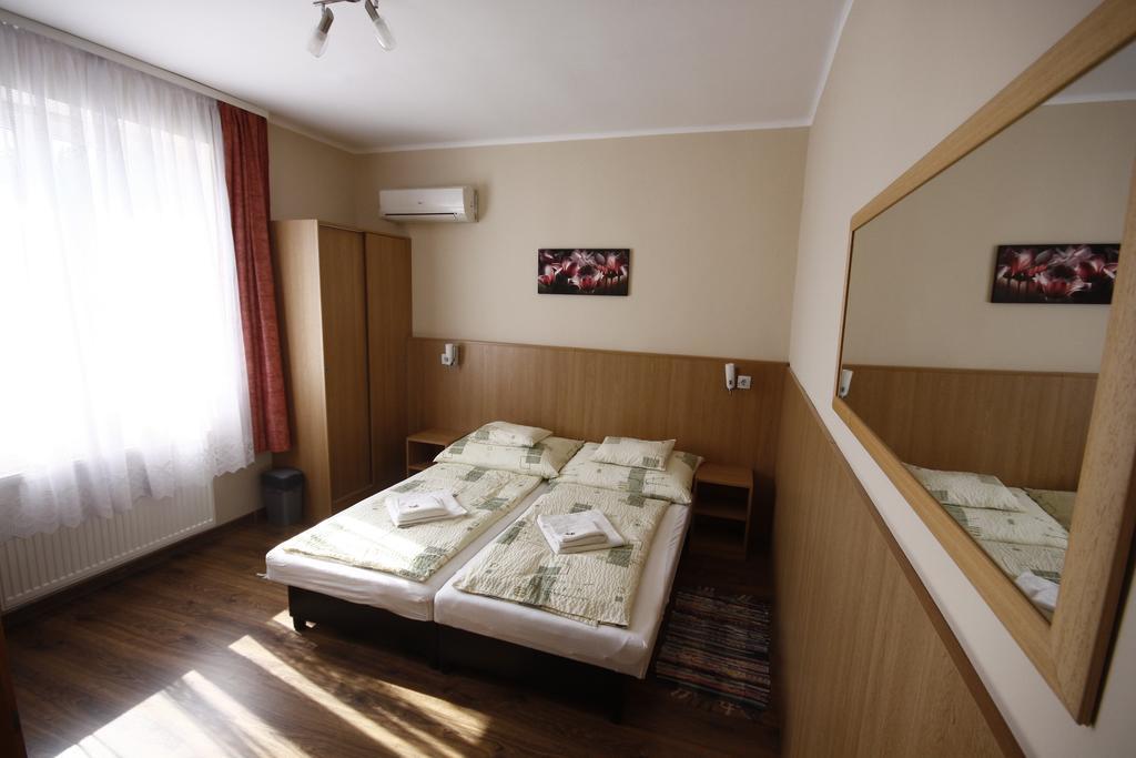 Parti Panzio Hotel Тата Екстериор снимка