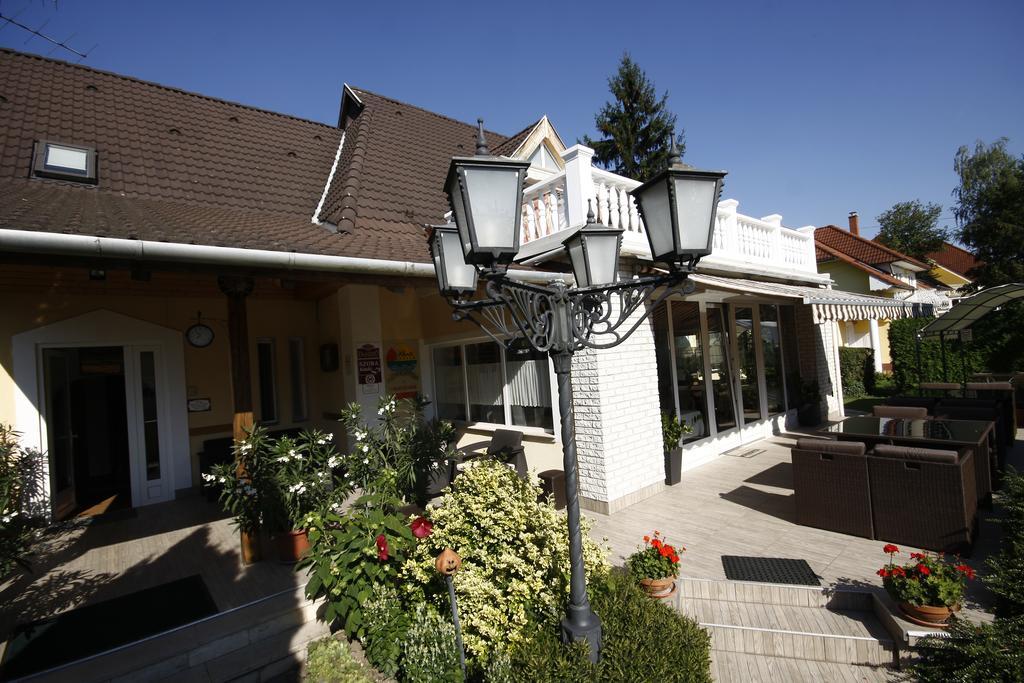 Parti Panzio Hotel Тата Екстериор снимка