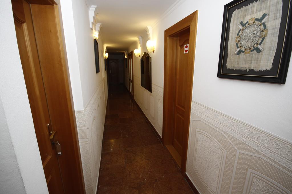 Parti Panzio Hotel Тата Екстериор снимка