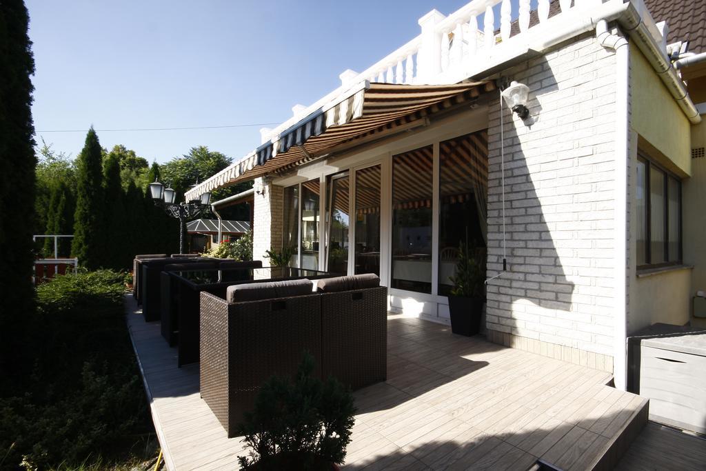 Parti Panzio Hotel Тата Екстериор снимка