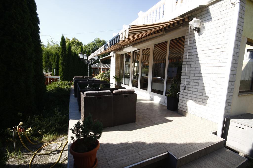 Parti Panzio Hotel Тата Екстериор снимка