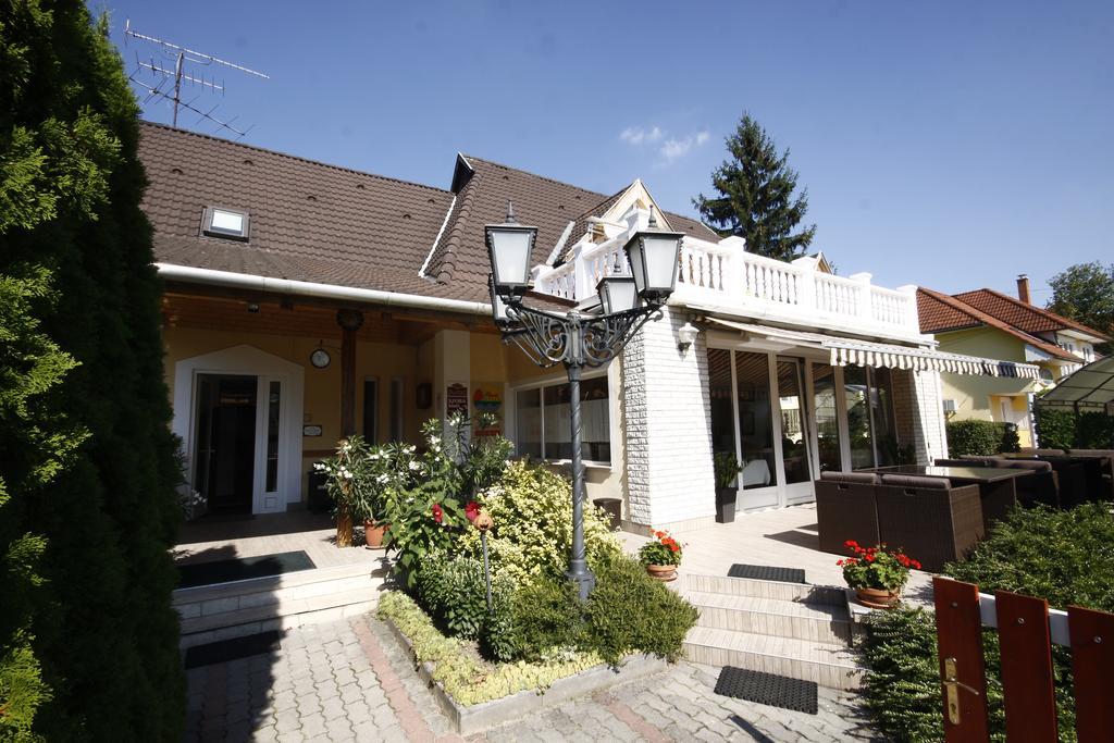 Parti Panzio Hotel Тата Екстериор снимка