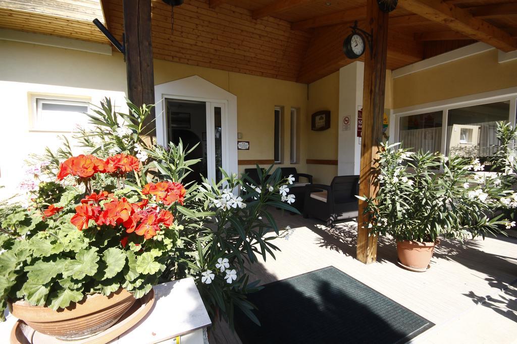 Parti Panzio Hotel Тата Екстериор снимка
