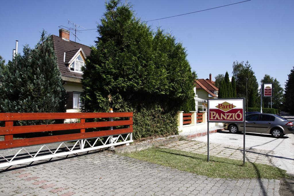 Parti Panzio Hotel Тата Екстериор снимка
