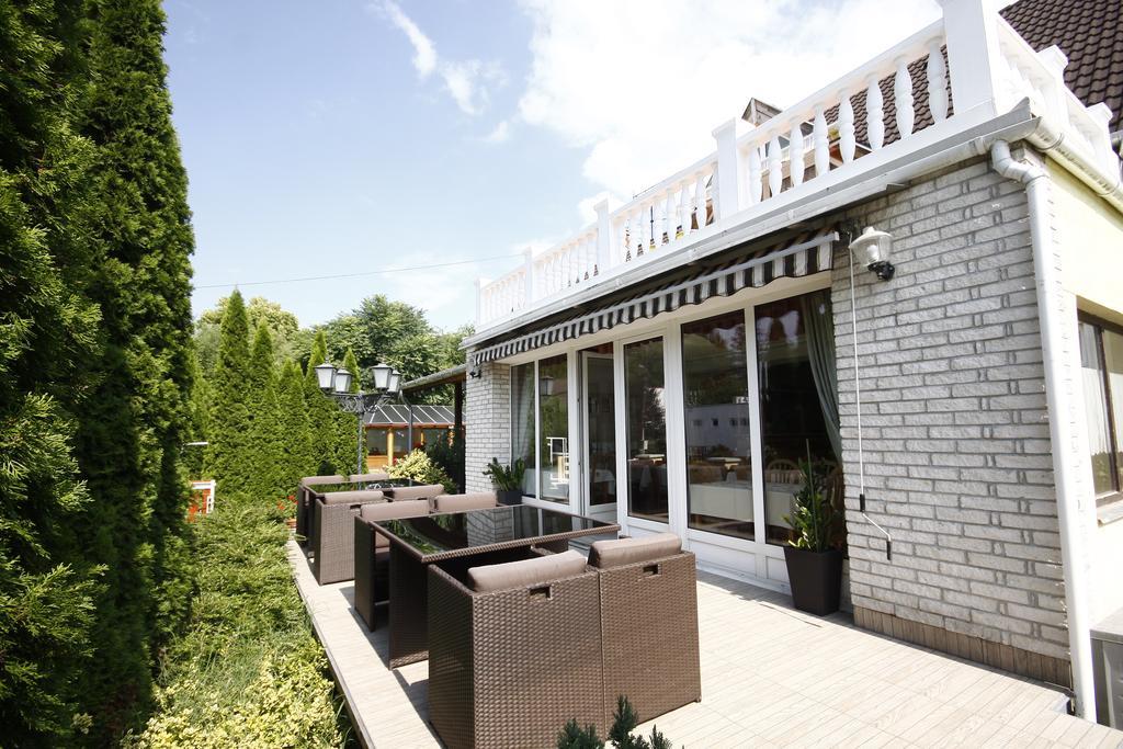 Parti Panzio Hotel Тата Екстериор снимка