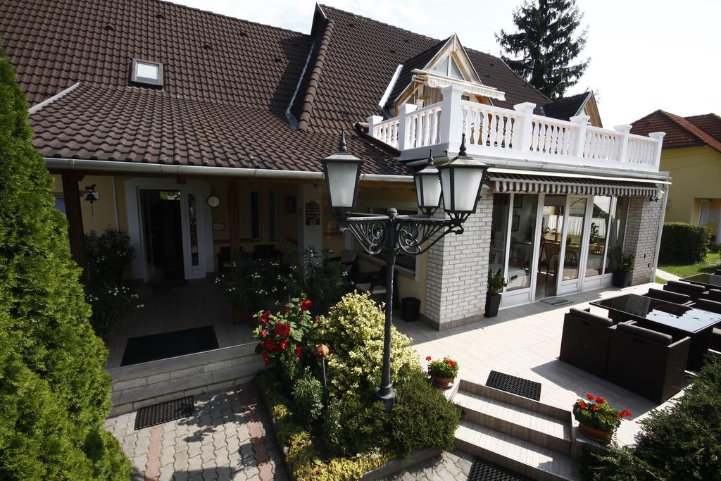 Parti Panzio Hotel Тата Екстериор снимка