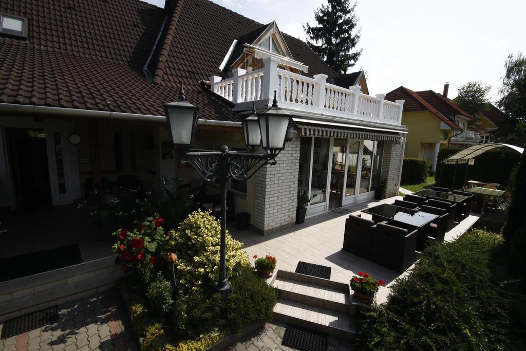 Parti Panzio Hotel Тата Екстериор снимка