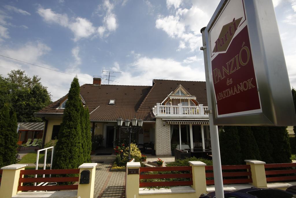 Parti Panzio Hotel Тата Екстериор снимка
